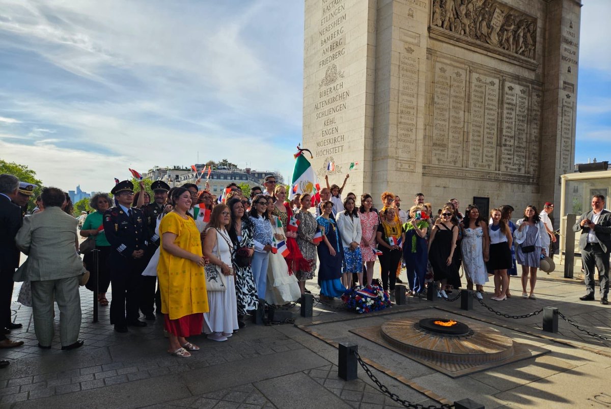 FranciaenMexico's tweet photo. Hoy se llevó a cabo en París una ceremonia en el Arco de Triunfo para celebrar el Bicentenario de las relaciones diplomáticas entre 🇫🇷 y 🇲🇽. 
Estuvo encabezada por la Ministra🇫🇷@CaroitEleonore y la Embajadora de México en Francia @bjc_agua.
✨¡Viva la amistad franco mexicana !👏🏽 https://t.co/TDUlq4SxyZ