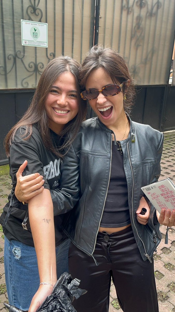 TheCamilaDaily's tweet photo. Camila Cabello with a fan in Mexico 🤍 https://t.co/s8ZSU7PhwY