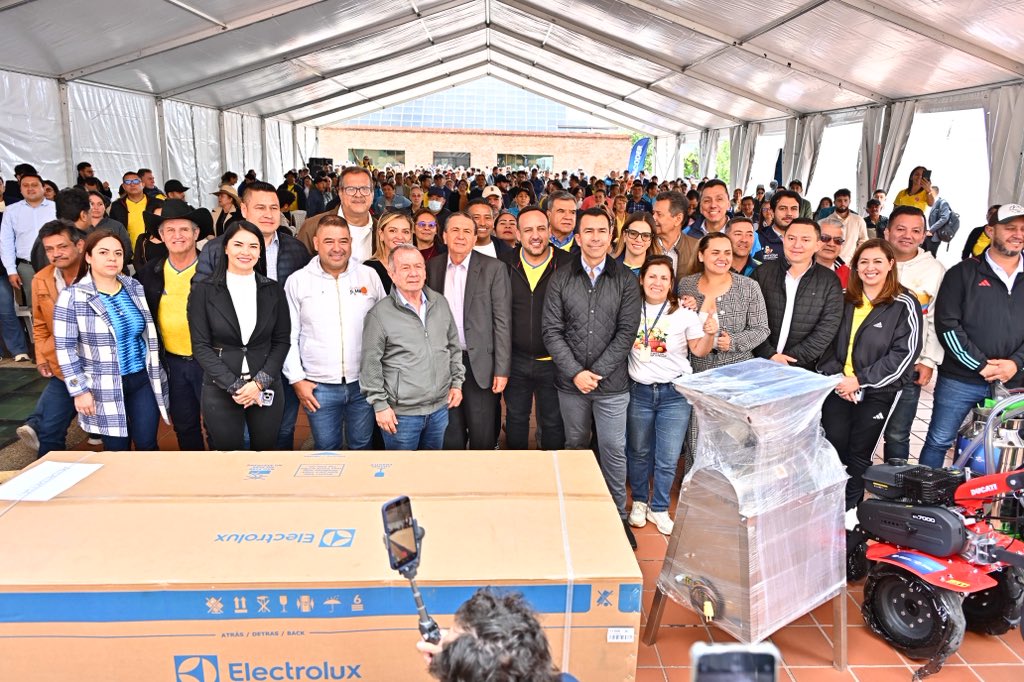 JorgeEmilioRey's tweet photo. Antes del partido de Colombia, ya nos anotamos un gol en Cundinamarca con la entrega de activos productivos por $1.000 millones a cerca de 200 organizaciones asociativas de 68 municipios del departamento. Con esta estrategia impulsamos a los pequeños productores que decidieron asociarse para mejorar su capacidad productiva y comercial. 

De la mano de @comercialcundi seguimos reduciendo la intermediación para que sus cosechas lleguen directamente a los centros de abastecimiento y generen mejores ingresos para quienes trabajan el campo.

En lo corrido de nuestro gobierno hemos destinado $10.000 millones para apoyar asociaciones y mipymes, respaldando sus proyectos de emprendimiento y consolidando al sector agropecuario como uno de los principales motores económicos de Cundinamarca.

Este apoyo no se limita a la entrega de insumos. También brindamos acompañamiento técnico en comercialización y mercadeo, adaptación de cultivos al cambio climático, fortalecimiento de capacidades productivas y articulación con grandes superficies para facilitar la compra directa de las cosechas.