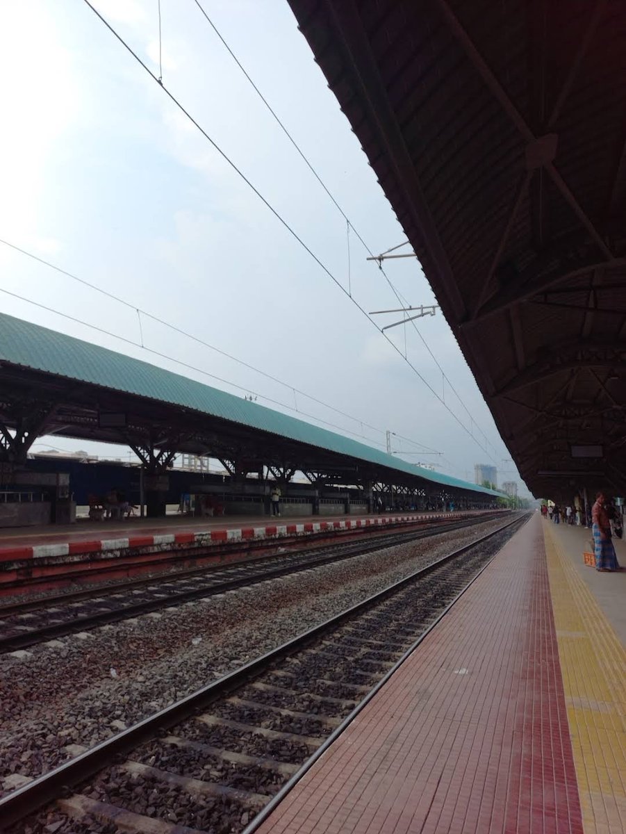 ruma9769's tweet photo. @drmsdah @EasternRailway @AshwiniVaishnaw @RailwaySeva The newly installed LED GPS Digital Clock and TIBs at all PFs of New Garia Station is not working at present. Kindly commission and make it working soon. Provide photo of clock and TIBs working at all PFs of NGRI at present. https://t.co/bwzAfybQuV