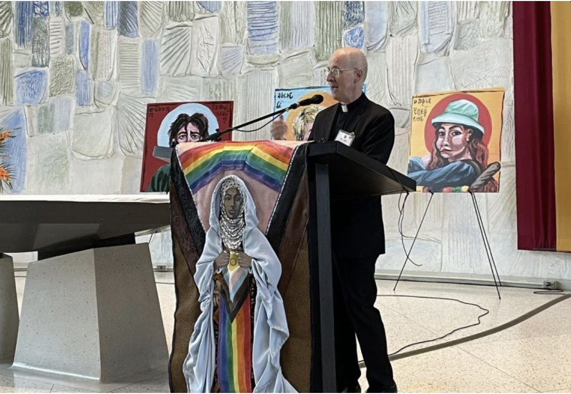 chadpostolico's tweet photo. Veamos qué opinan los sinodales de esta imagen de la representación de la Santísima Virgen María con la bandera LGBTQ, promovida por sacerdotes “en plena comunión con la Santa Sede”.

Mientras no haya excomuniones masivas a absolutamente todos los que promueven este tipo de actos, seguiré insistiendo en que el problema no solo es institucional, sino también deliberado por los altos jerarcas de la Curia Romana incluyendo al Papa.