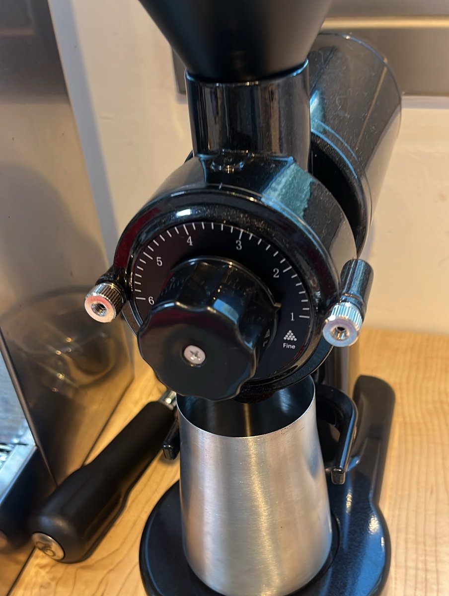 OroastCoffee's tweet photo. ה-GS2 Single Dose מבית Lingdong ממשיכה להוכיח שביצועים גבוהים לא חייבים להגיע במארז מסורבל. עם סכינים שטוחות 60 מ"מ, היא מספקת דיוק עקבי ורב-גוניות מוחלטת – מטחינה אולטרה-דקה לקפה טורקי ועד לטחינה נקייה לפילטר.

​אפס אגירת קפה (Zero Retention): מה ששוקלים זה מה שמקבלים, בכל מנה. https://t.co/sje94WixnP