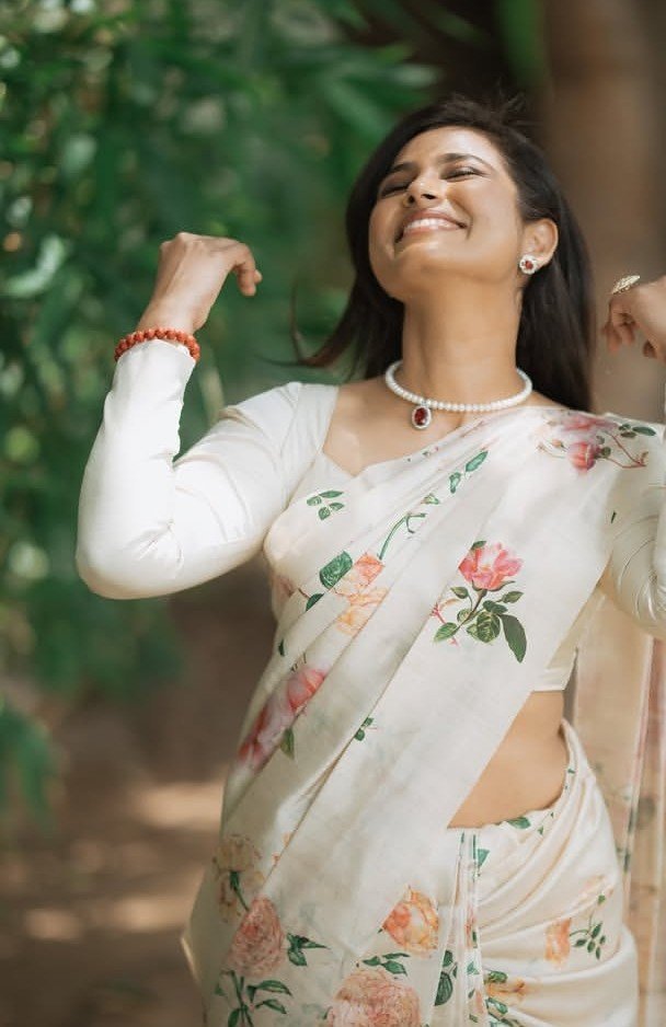 BruceWayneEnt_'s tweet photo. good morningggg! remya pandian semma naatu kattai 😋 sethuki vecha selai🥵✊🏽🔥 https://t.co/aZwZ2AkWsN