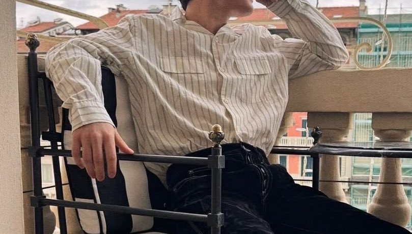 noah schnapp hands tweet media