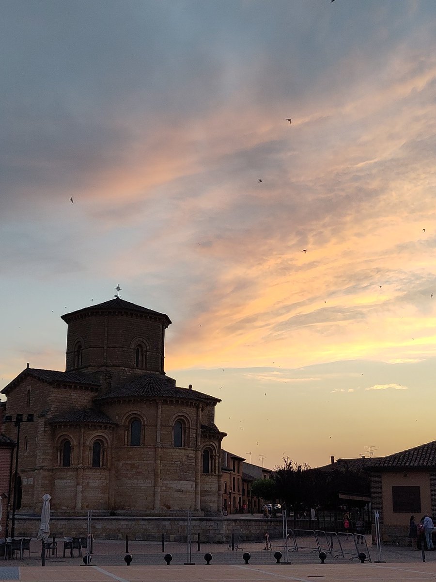 animula_vagula7's tweet photo. Frómista, San Martín de Tours, a la hora de los arreboles y las golondrinas.
Mañana nos echamos, un año más, al Camino 🤍🥾🎒📿 https://t.co/Nu7ucoHMOb