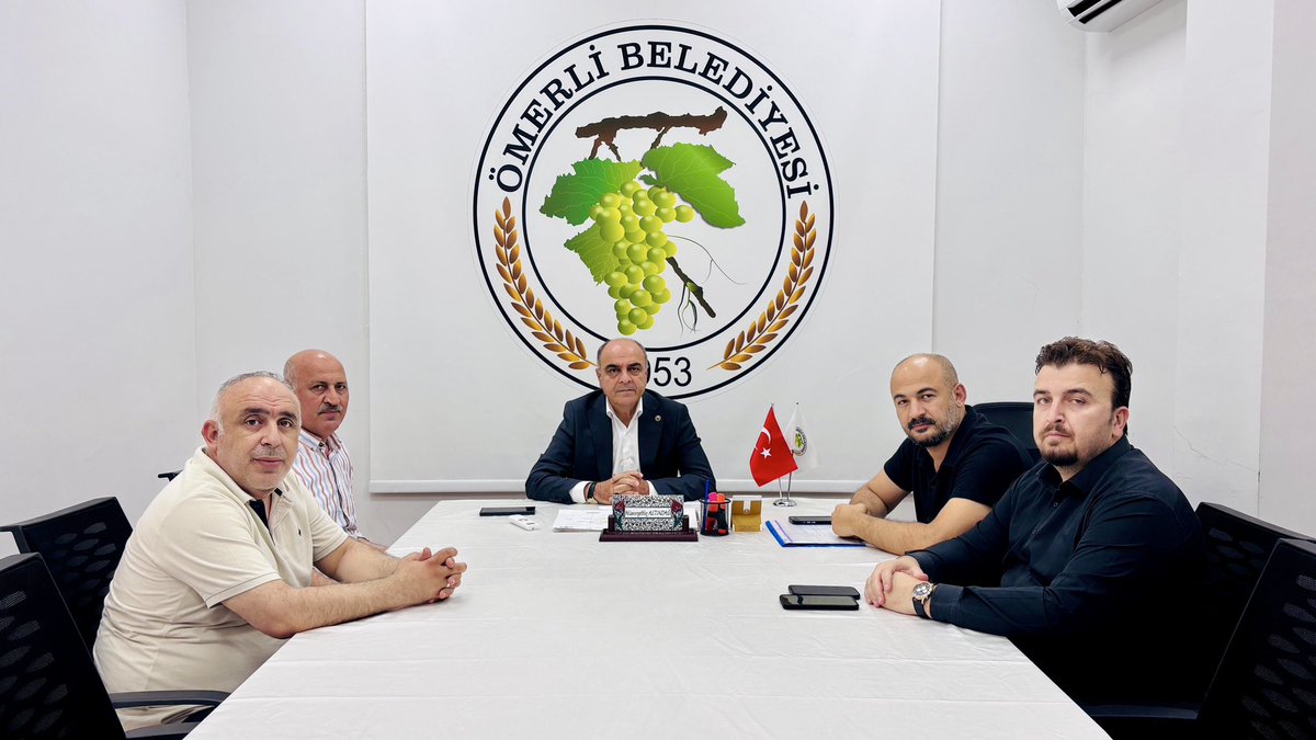 OmerliBelediye's tweet photo. Belediye Başkanımız Sayın Hüsamettin Altındağ, ilçemizin enerji altyapısını güçlendirmeye yönelik yürütülen çalışmalar kapsamında, ilçemizde yapılan ve yapılacak olan enerji altyapı çalışmaları ile ilgili
… https://t.co/VL9JkardAH