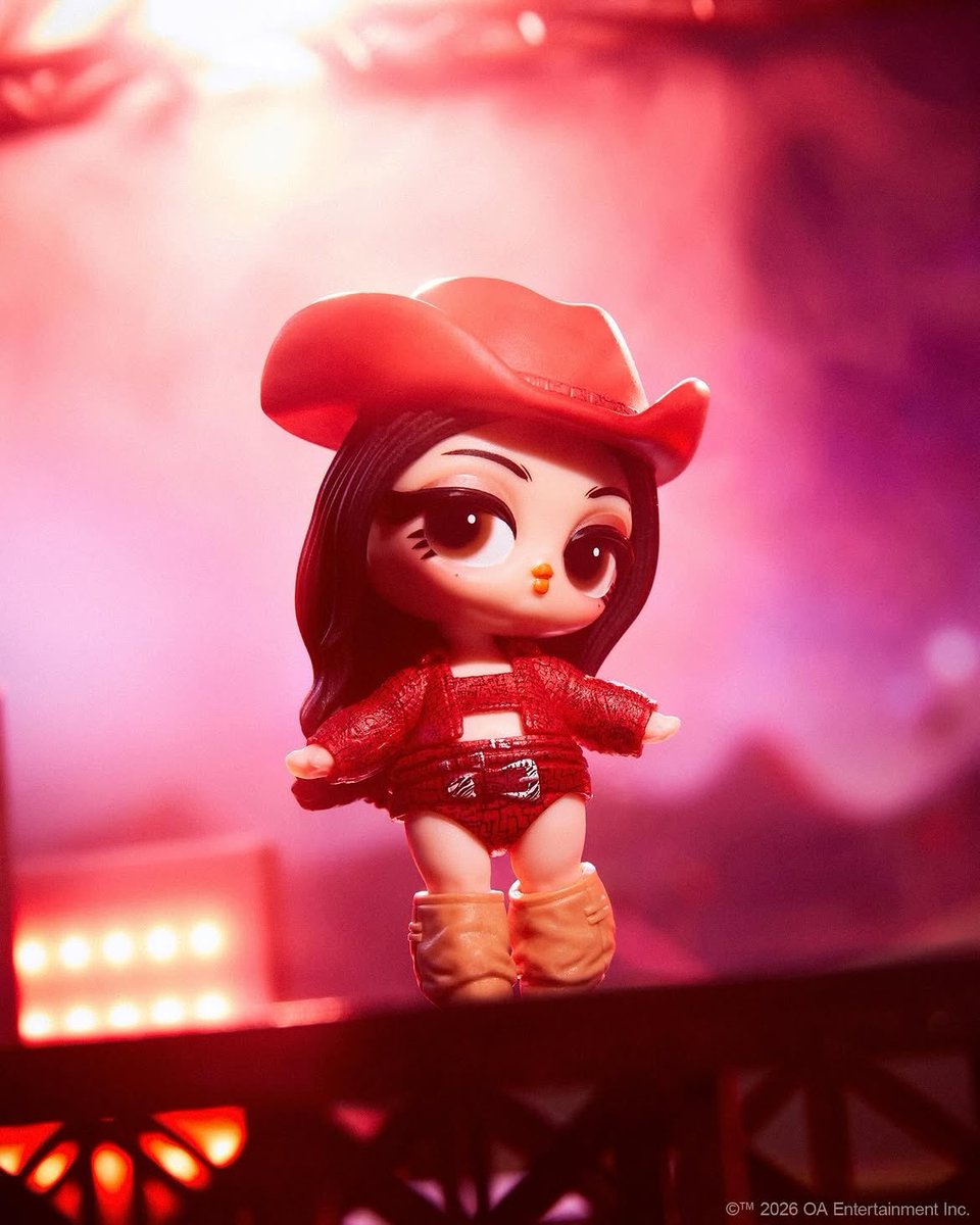 npomvtt's tweet photo. ❤️🖤 FOFURA! A linha de bonecas L.O.L Surprise anunciou sua colaboração com JENNIE do BLACKPINK, recriando looks icônicos da era Ruby. https://t.co/us5t2STwKw