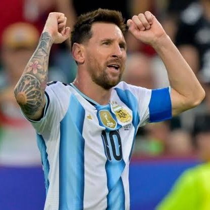 LARGOESPN's tweet photo. ARSÈNE WENGER RASGOU ELOGIOS A MESSI! 🇦🇷

O ex-treinador Arsène Wenger exaltou a atuação de Lionel Messi na vitória da Argentina 🇦🇷 sobre o Egito 🇪🇬.

🗣️ "O maior de todos os tempos e o maior jogador que o futebol já viu. Ele fez isso novamente."

🗣️ "Sempre que a Argentina está em dificuldades e Lionel Messi está em campo, não há limites para o que pode acontecer."

🗣️ "Basta olhar a finalização que marcou para empatar o jogo. Toda vez que joga, ele mostra algo especial aos torcedores."

🗣️ "Fico imaginando como é ser um crítico de Lionel Messi. Para mim, ele é o maior jogador que já viveu."