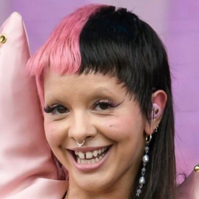 reyscigar's tweet photo. Peppa Pig shades Melanie Martinez during her Pitchfork Interview:

“felonie tanked” https://t.co/x08EPYc3QE