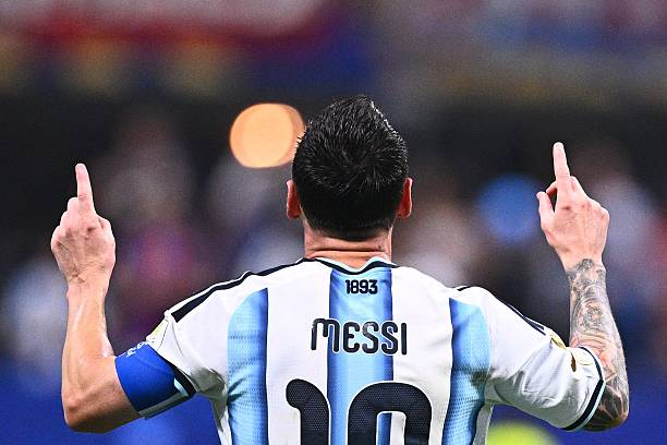 deportes24ar's tweet photo. 🔝🇦🇷LOS NUEVOS RÉCORDS QUE BATIÓ LIONEL MESSI en la COPA DEL MUNDO (vía @Mavegol):

🐐21 goles en la Copa del Mundo.

🐐9 partidos seguidos anotando en la Copa del Mundo.

🐐PRIMER JUGADOR EN MARCAR 6 partidos consecutivos de MATA MATA en un Mundial. 

🐐Igualó a Stábile, récord de goles para un argentino en un mismo Mundial (8)

🐐El PRIMER JUGADOR en ASISTIR en SEIS COPAS DEL MUNDO.

🐐El se une a Fontaine (1958), Jairzinho (1970), Müller (1970); Rivaldo (2002), James Rodríguez (2014), en marcar GOL en cada uno de los 5 primeros partidos de un mundial.