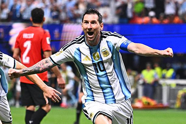 deportes24ar's tweet photo. 🔝🇦🇷LOS NUEVOS RÉCORDS QUE BATIÓ LIONEL MESSI en la COPA DEL MUNDO (vía @Mavegol):

🐐21 goles en la Copa del Mundo.

🐐9 partidos seguidos anotando en la Copa del Mundo.

🐐PRIMER JUGADOR EN MARCAR 6 partidos consecutivos de MATA MATA en un Mundial. 

🐐Igualó a Stábile, récord de goles para un argentino en un mismo Mundial (8)

🐐El PRIMER JUGADOR en ASISTIR en SEIS COPAS DEL MUNDO.

🐐El se une a Fontaine (1958), Jairzinho (1970), Müller (1970); Rivaldo (2002), James Rodríguez (2014), en marcar GOL en cada uno de los 5 primeros partidos de un mundial.
