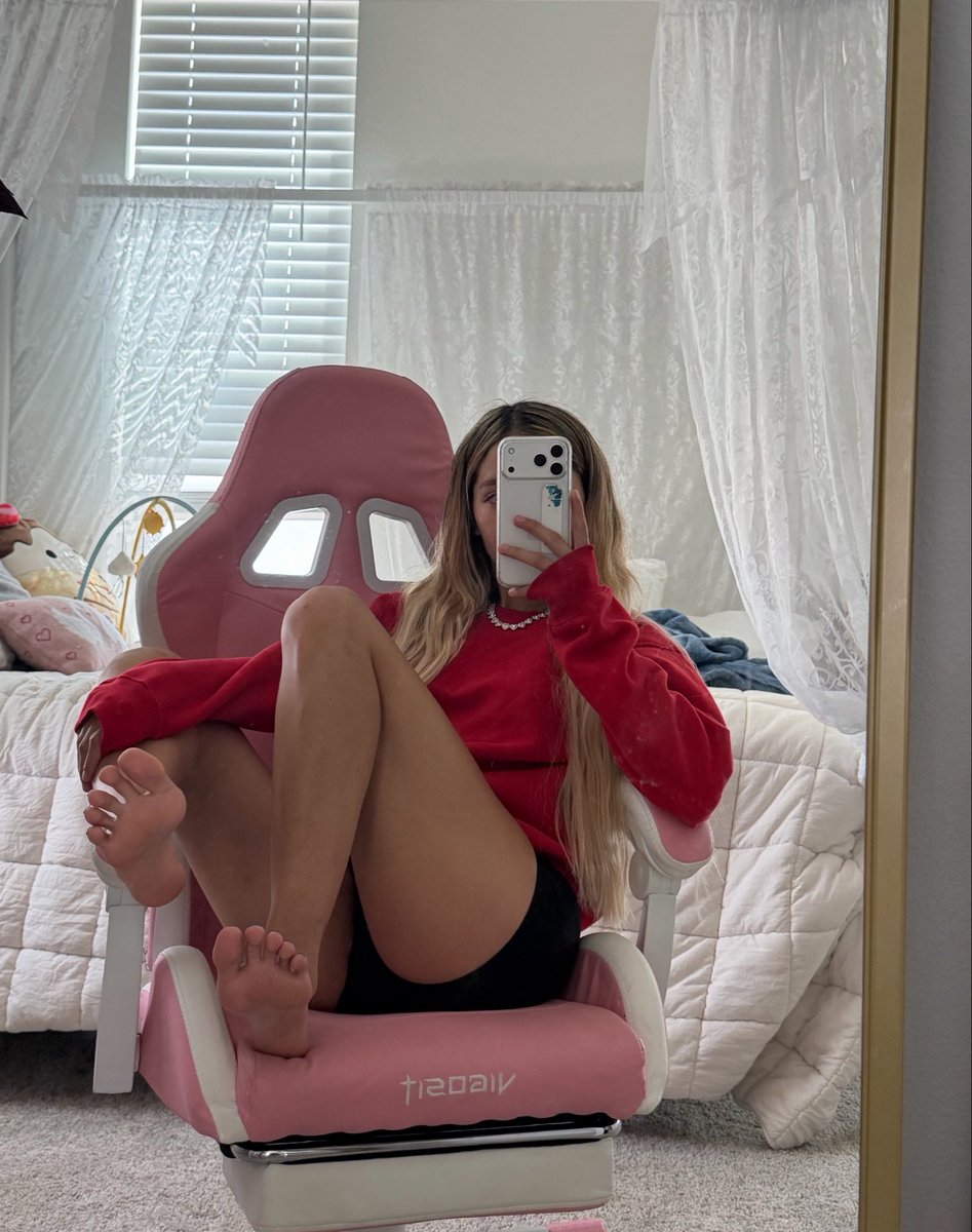bratfaiiry's tweet photo. major footboy alert https://t.co/YuJCSVOTEW