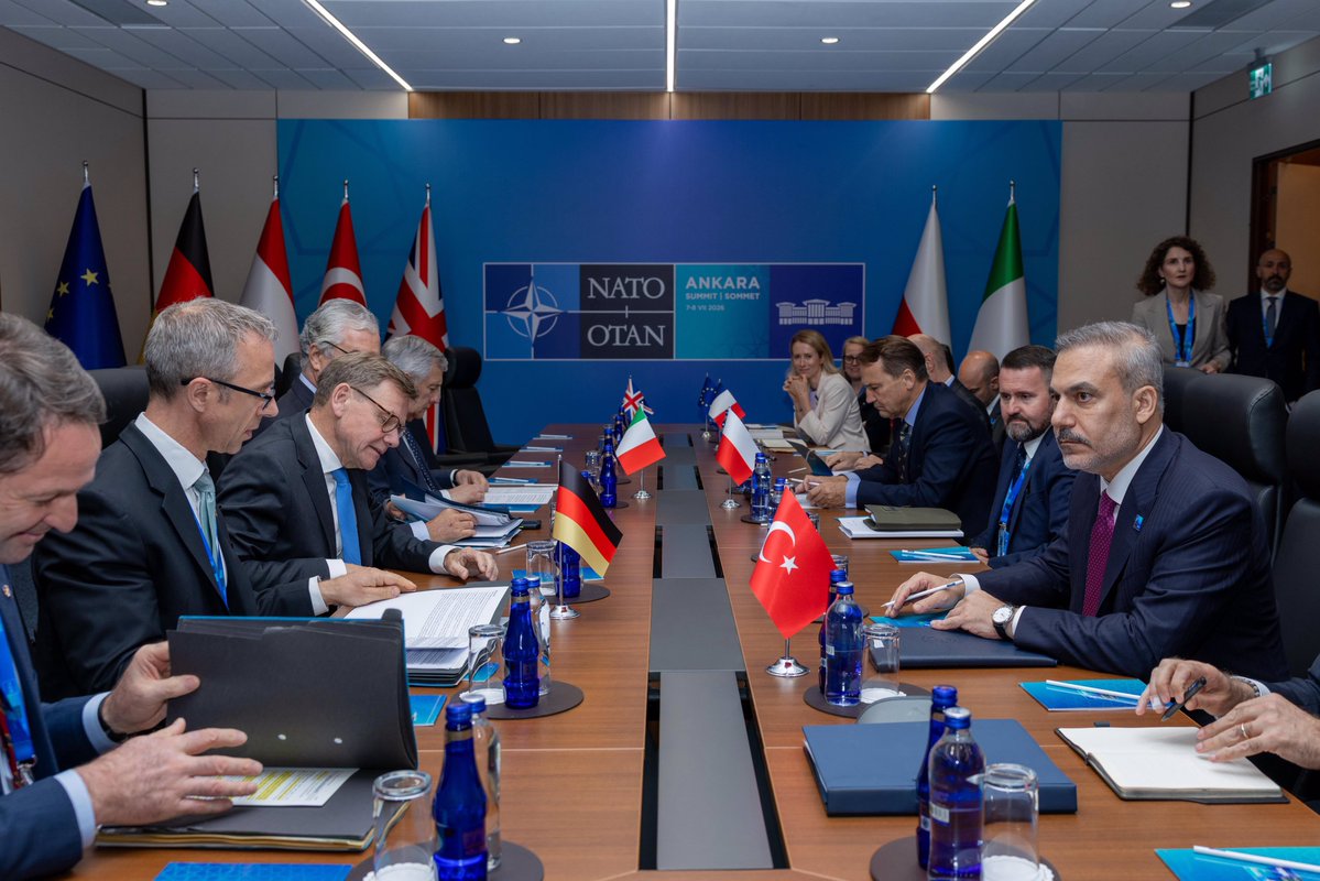 TC_Disisleri's tweet photo. Bakanımız @HakanFidan, NATO Ankara Zirvesi marjında, Almanya, Birleşik Krallık, Fransa, İtalya ve Polonya Dışişleri Bakanları ile AB Dış İlişkiler ve Güvenlik Politikası Yüksek Temsilcisi/Avrupa Komisyonu Başkan Yardımcısı Kaja Kallas'ın katılımıyla icra edilen, Avrupa güvenliği ve bölgesel gelişmelerin ele alındığı toplantıya iştirak etti.
