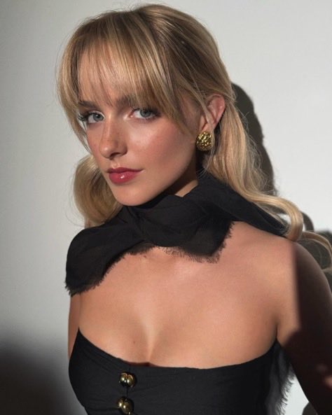 MaisHayThusiast's tweet photo. No one has ever been more daughter-shaped https://t.co/4KtCGEQh3S
