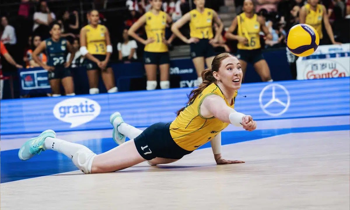 RAM10215's tweet photo. 🎙️ Júlia Bergmann: “A gente tem que trabalhar muito no sistema defensivo principalmente. Essa parte de bloqueio-defesa. Mas também de agora com a falta da Gabi todo mundo tem que assumir um pouco mais de responsabilidade. Assumir um papel de liderança, de ajudar uma à outra nas partes difíceis. Acho que é nessa parte que a gente vem tentando crescer mais e mais.”

🔗 https://t.co/SlYqqtw9h6