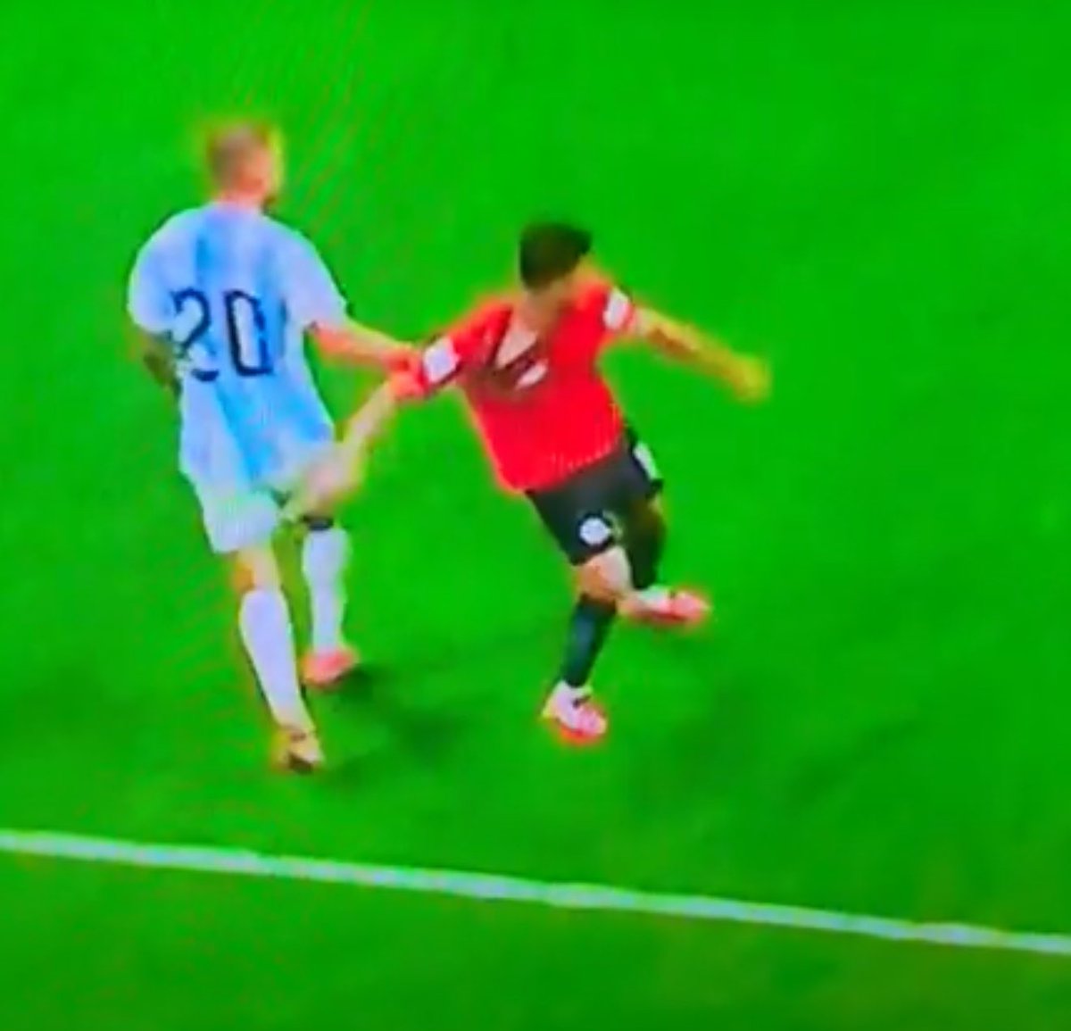 football_li5's tweet photo. 🚨🚨🚨 — مصطفى شوبير:

التيشيرت انشق هنا https://t.co/C8IcXrZXNU
