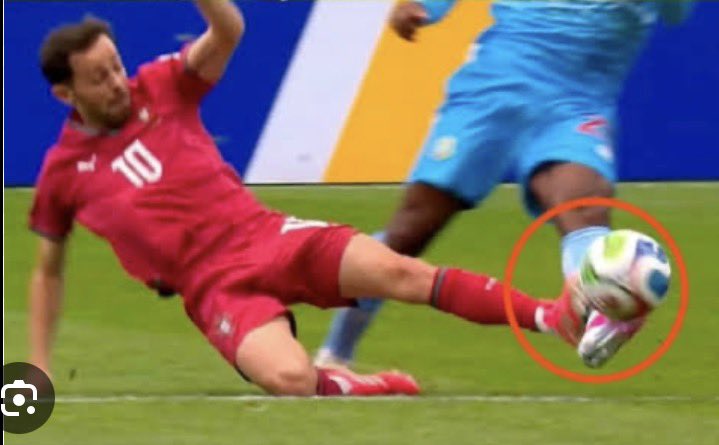 frnvesus's tweet photo. @jorgecsf23 @GustavoJKO @_ToiM22 Segunda 

Explica isso

Explica aquele puxão literalmente com impcto na area 

Portugal literalmente eliminado por incompetência do time e de seu maior jogador da historia https://t.co/pFhk4Q0KZT
