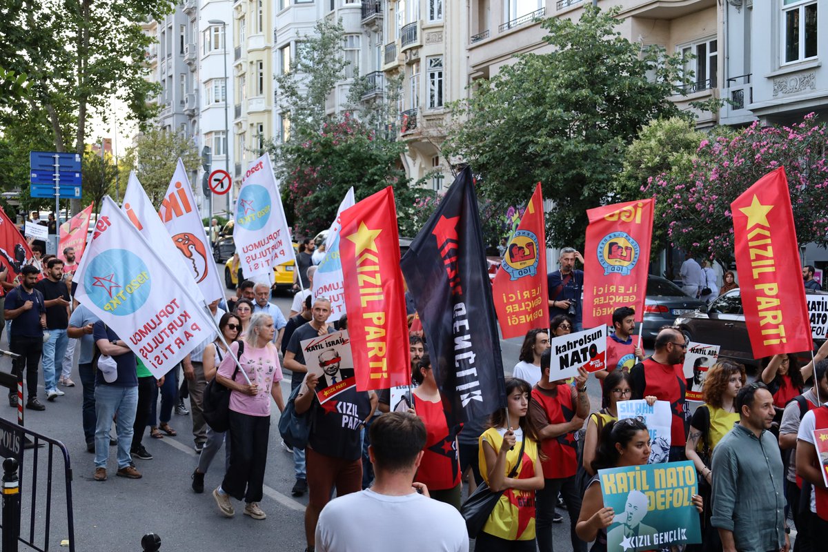 tkp1920's tweet photo. NATO zirvesini protesto etmek için Taksim'den Dolmabahçe'ye yürüdük. 

Katil NATO ortadoğudan defol!
Katil ABD ortadoğudan defol!

Filistin'de düşene, dövüşene bin selam!
Lübnan'da düşene, dövüşene bin selam!
İran'da düşene, dövüşene bin selam! https://t.co/jwK70I5SQI