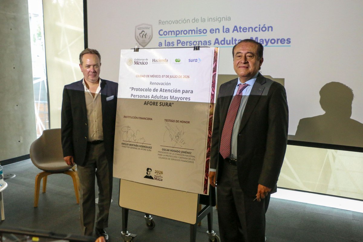 CondusefMX's tweet photo. 👵👴 México envejece y el sistema financiero debe evolucionar con él. La CONDUSEF otorgó a @AforeSURAMX la insignia "Compromiso en la Atención a las Personas Adultas Mayores", por una atención prioritaria, accesible e incluyente. 

Lee el #comunicado
https://t.co/aXuNaTuq8m https://t.co/YiySm8NU1o