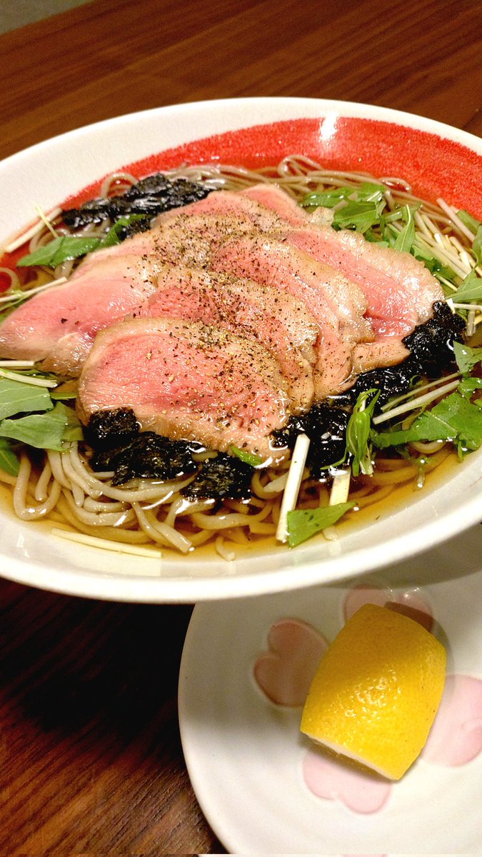 SHINvirgoZ's tweet photo. 夏期限定【鴨ロースト冷かけ蕎麦】👍
本日のランチセットは、
トマトごはん🍅
蒸し鶏ポン酢サラダ
海老と野菜の天ぷら
福井県産そば粉使用
自家製粉手打ち蕎麦
数に限りがございます🙏
お待ちしております🙇 https://t.co/HfwJEhG0qY