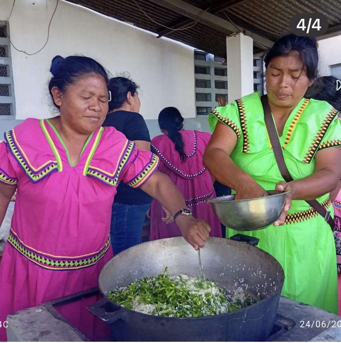 NutreHogar's tweet photo. Los huertos caseros y comunitarios permiten a las familias cultivar vegetales como pepinos, ajíes, tomates que complementan su alimentación, en Nutre Hogar nos preocupamos por capacitarlas utilizando tecnicas y prácticas de agricultura orgánica. https://t.co/l59Vf9H5n5