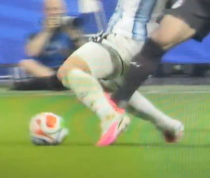 somehowkas's tweet photo. @RodriVidaal baitero o imbécil? Está a un metro de tocar la pelota Salah y pega a Paredes https://t.co/Ss8v6veq4n