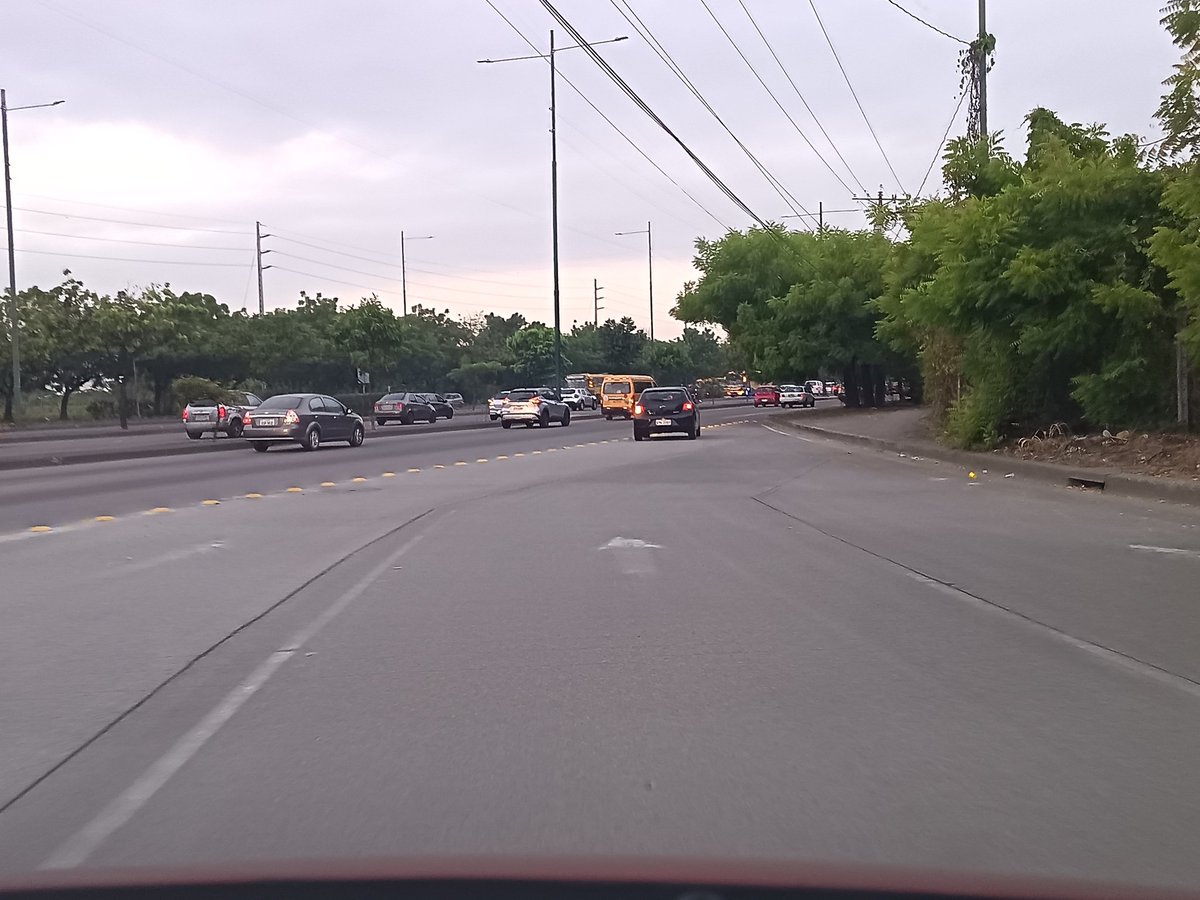 Rapiservi's tweet photo. @alcaldiagye @ATMGuayaquil @EcuavisaInforma,@tctelevision favor tomar los correctivos necesarios, es anti técnico este trabajo que han hecho al salir de la vía que da del parque Samanes a la autopista Narcisa de Jesús, como van a colocar eso en la vía, se van a dañar los carros https://t.co/6yLsntD5Ur