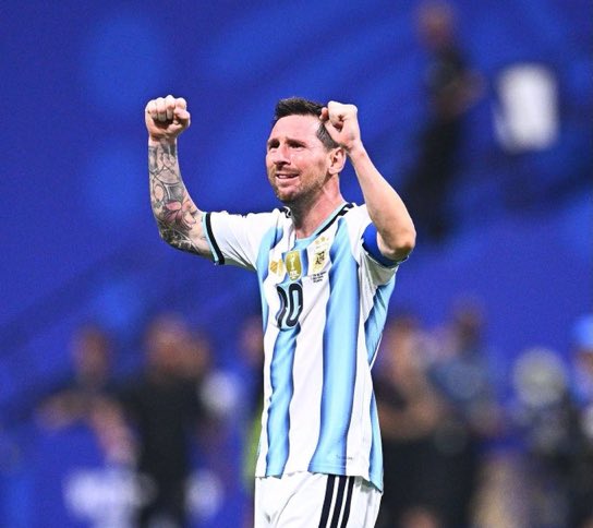 HMI95_'s tweet photo. - حقق كل ما يمكن أن يحلم به لاعب كرة القدم من المجد ، الألقاب ، الأرقام ، الخلود ولم يعد في كرة القدم شيءٌ تُطالب بإثباته إلا أنه مازال بـ نفس الشغف والجوع وكأنه مازال يبحث عن لقبه الأول !

يركض ، يُقاتل ، يحتفل بـ جنون ، ويبكي بعد الإنتصار

ميسي جسّد معنى الشغف والإستمرارية 🐐💙 https://t.co/DmUnvgsozO