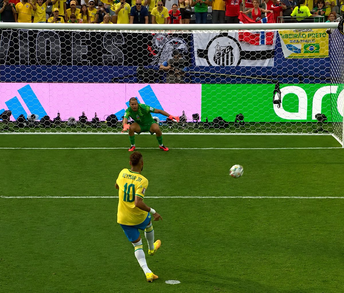 12ninhooliveira's tweet photo. Neymar, além de ser o último gênio Brasileiro, também é o último homem de verdade da seleção Brasileira, o jogador que realmente ama a camisa do Brasil, sempre bateu de frente com os adversários, nunca teve medo em nenhum momento, isso é óbvio e sempre bom lembrar, ídolo 🫵🏻👑 https://t.co/9SBwXjJlve