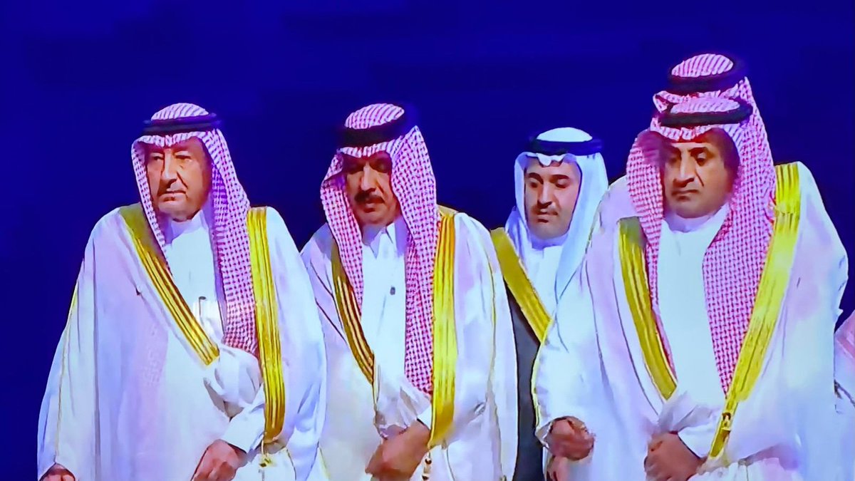 BelalAlsabbah's tweet photo. وضاعة النظام الإيراني في استقبال ضيوفه ليست أمرا مفاجئا؛ فهذا نظام اعتاد ابتذال الدين وتسخير الآيات القرآنية لإلباس الحلفاء ثوب الإيمان، ودفع الخصوم إلى خانة الكفر والخذلان.

فقد صنّفت حماس وحزب الله ووفد صنعاء ضمن صورة المؤمنين المجاهدين والمنتصرين، الأشداء على الكفار، ووضعت قطر وباكستان والهند في سياق الصبر والهداية والتوكل، بما يوحي بقرب إيجابي من المعسكر الإيراني.

في المقابل، وضعت إيران تركيا والوفد الرسمي اللبناني وأحفاد الخميني في سياق العتاب أو التقصير أو القعود عن الجهاد.

بينما خصّت السعودية بإحالة مباشرة إلى آية مواجهة حادة بين فئة مؤمنة وفئة كافرة، في تصنيف لا يضعها ضمن خلاف سياسي، بل داخل موقع الخصومة العقدية الصريحة.

ومن هنا، فإن الصمت الإعلامي السعودي لا يبدو مقبولا، بل يكشف فراغا هائلا في إدارة المعنى أمام مشهد تكفيري جرى عرضه على خشبة المسرح في طهران.

فلهذا الأمر تداعيات خطيرة على وعي الشباب العربي، ولا سيما خارج منطقة الخليج، حيث قد تترسخ الرسالة الإيرانية على المدى البعيد بوصفها أن إيران تمثل الدولة الإسلامية التي تخوض حربا ضد السعودية لتحريرها من الكفر والصهيونية.