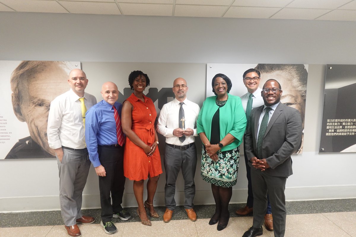 NYCAging's tweet photo. In government, behind-the-scenes work is vital. Our colleagues at NYC MONS recently recognized NYC Aging’s ACCO Erkan Solak for his deep commitment to a fast, effective procurement process. Please join us in congratulating Erkan for this incredibly important recognition! 🎉 https://t.co/kTsHElMcEF