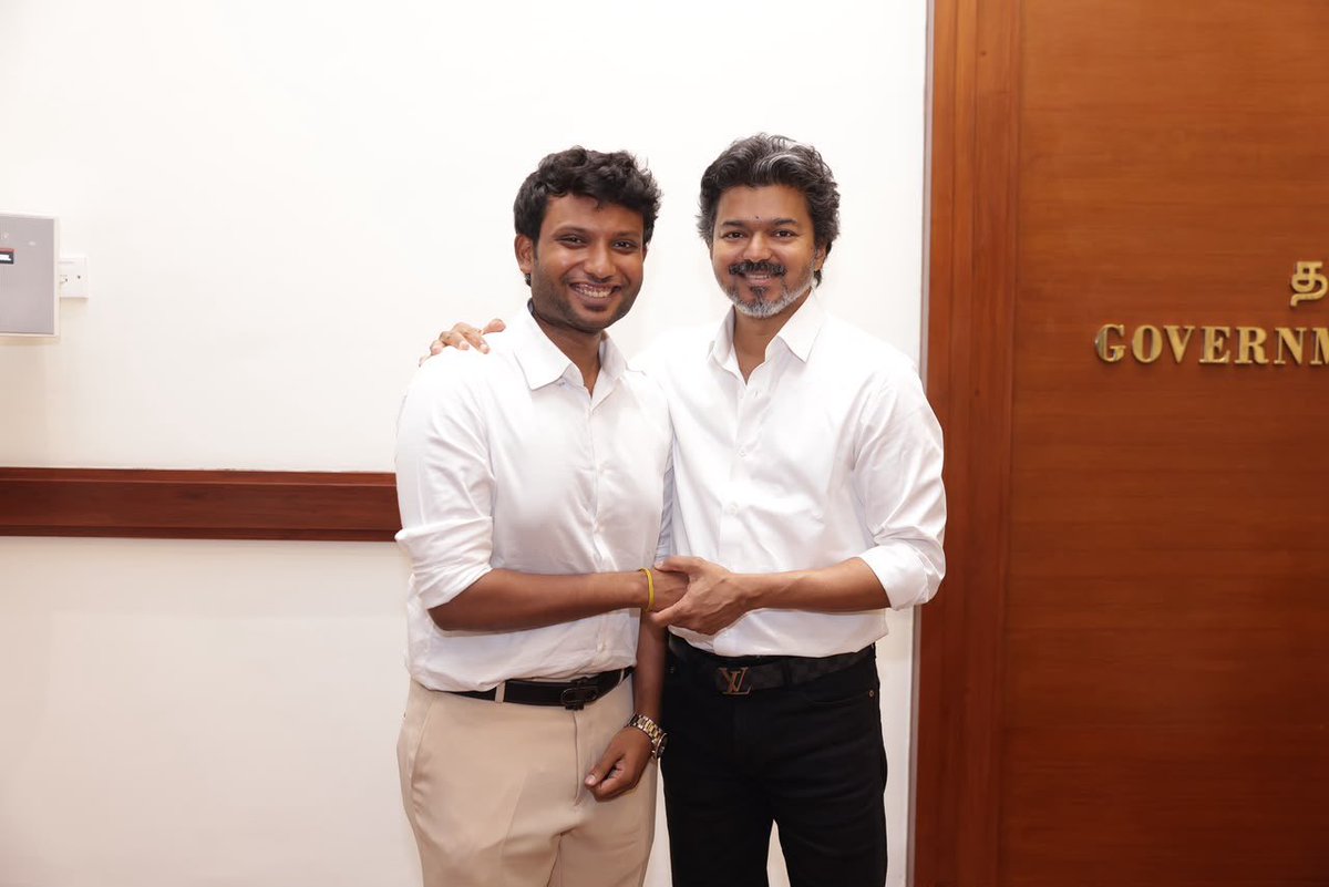 CLokeshtvk26's tweet photo. மதுரவாயல் தொகுதி மக்களின் அன்பைப் பெற்ற மாண்புமிகு சட்டமன்ற உறுப்பினர். என்றும் மக்கள் பணியில் சுறுசுறுப்புடன் இயங்கும் அண்ணன் ரேவந்த் சரண் அவர்களுக்கு நெஞ்சம் நிறைந்த இனிய பிறந்தநாள் நல்வாழ்த்துகள்!

"உழைப்பே உயர்வு... மக்கள் சேவையே லட்சியம்!"
#PrideOfMaduravoyal #HBDRevanth https://t.co/6Nyi2OrO2r