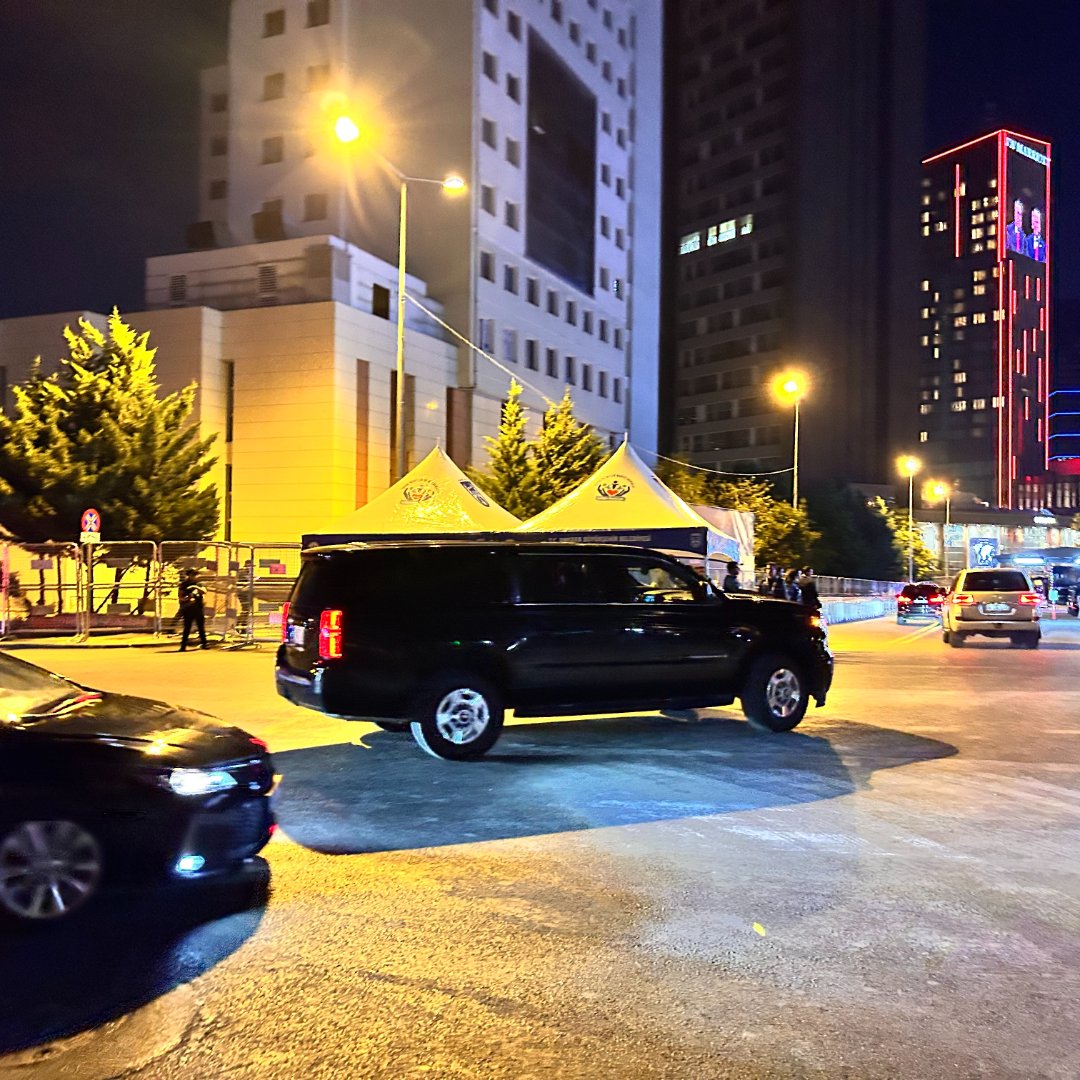 pusholder's tweet photo. ABD Başkanı Trump, konaklayacağı otele giriş yaptı. https://t.co/pBP4beTUj6