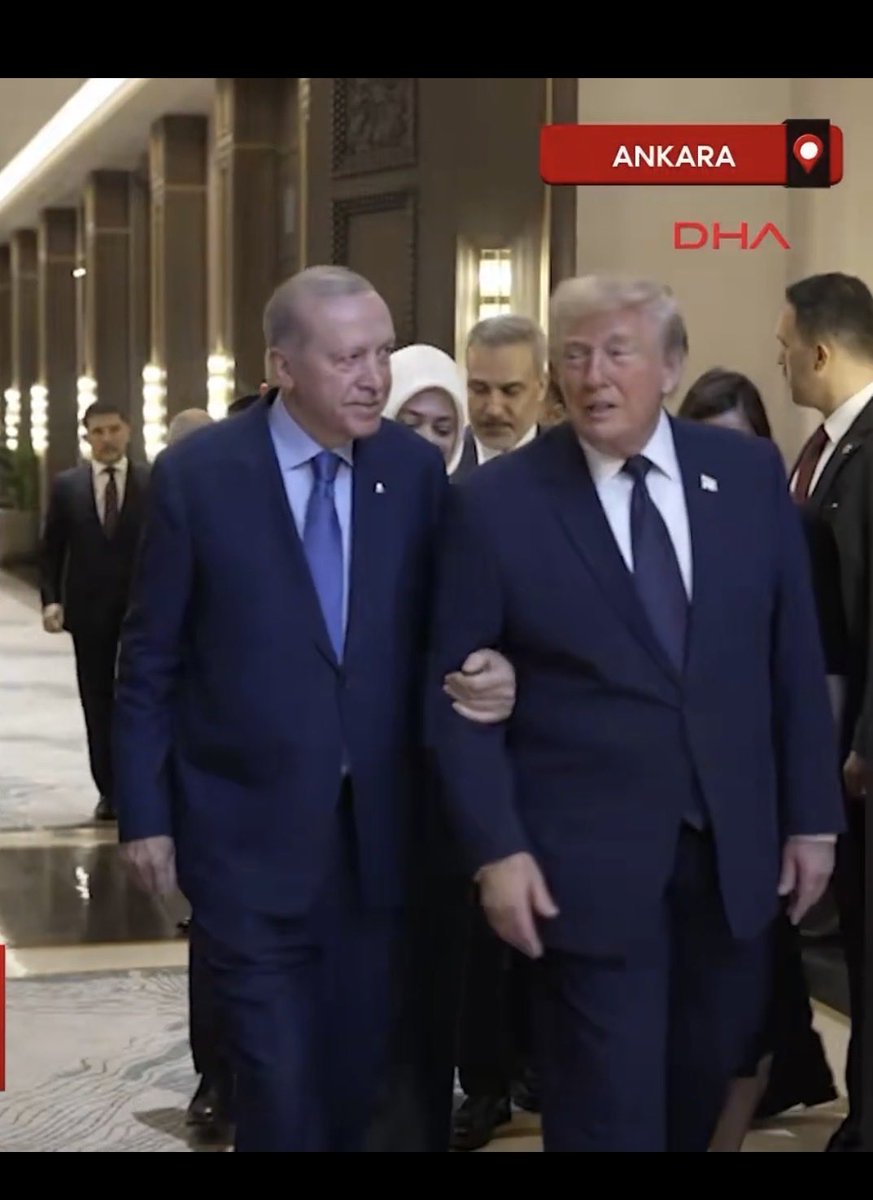 osimdikhkli's tweet photo. Kancık karılar gibi yavşak yavşak sarılmış ya…ğın oğlu!.. 😅 https://t.co/Ws5QhD0Fzu
