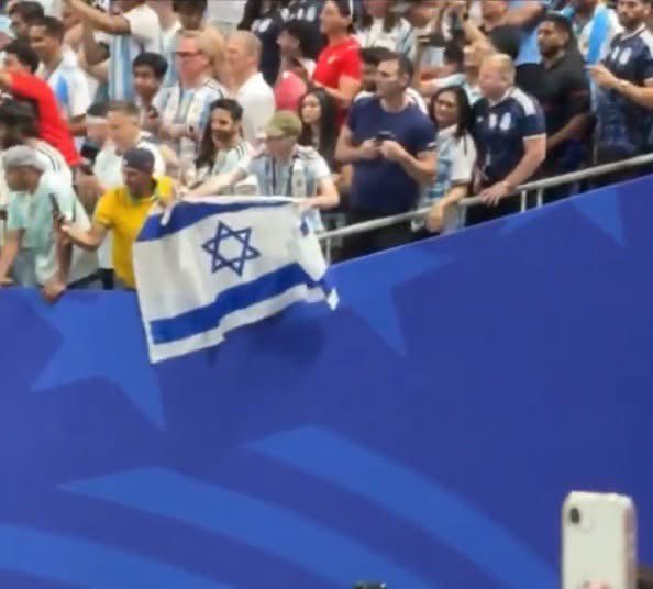 FCB_Culerr's tweet photo. @CaptnGuardiola Argentina fan was provoking him with israel flag as he talked about gaza before https://t.co/F49xsd54GU