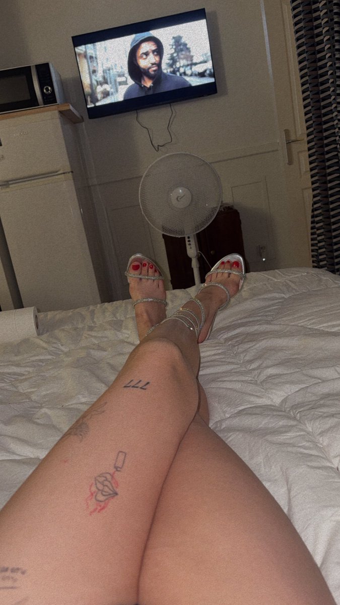 lynaababyy's tweet photo. Des nouveaux talons 👠
Tu aimes ?🙈
#contenue #mym #sexyy #femme #luxure #soumis #dominant #sexe https://t.co/x1nrCIcGT6