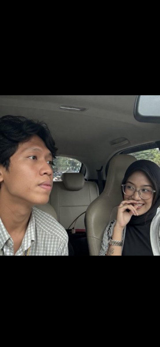 dapuwq's tweet photo. tgh viral dlm kereta. 
#awektudung #tudung #awekmelayu #melayutudung https://t.co/pzqghDaUsw