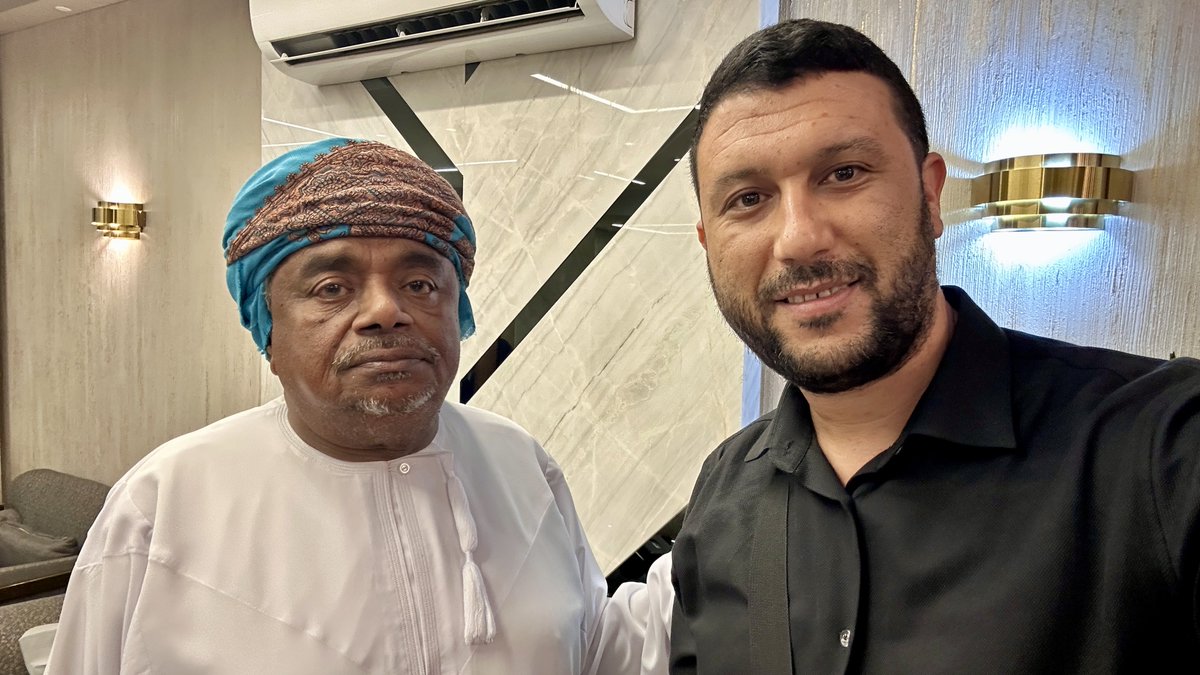 hammedi_houssem's tweet photo. مع أبو حسين الدكتور @alibinmasoad 
تختلف او تتفق معه ولكنه رجل عماني طيب وأصيل https://t.co/aw0goezW6m