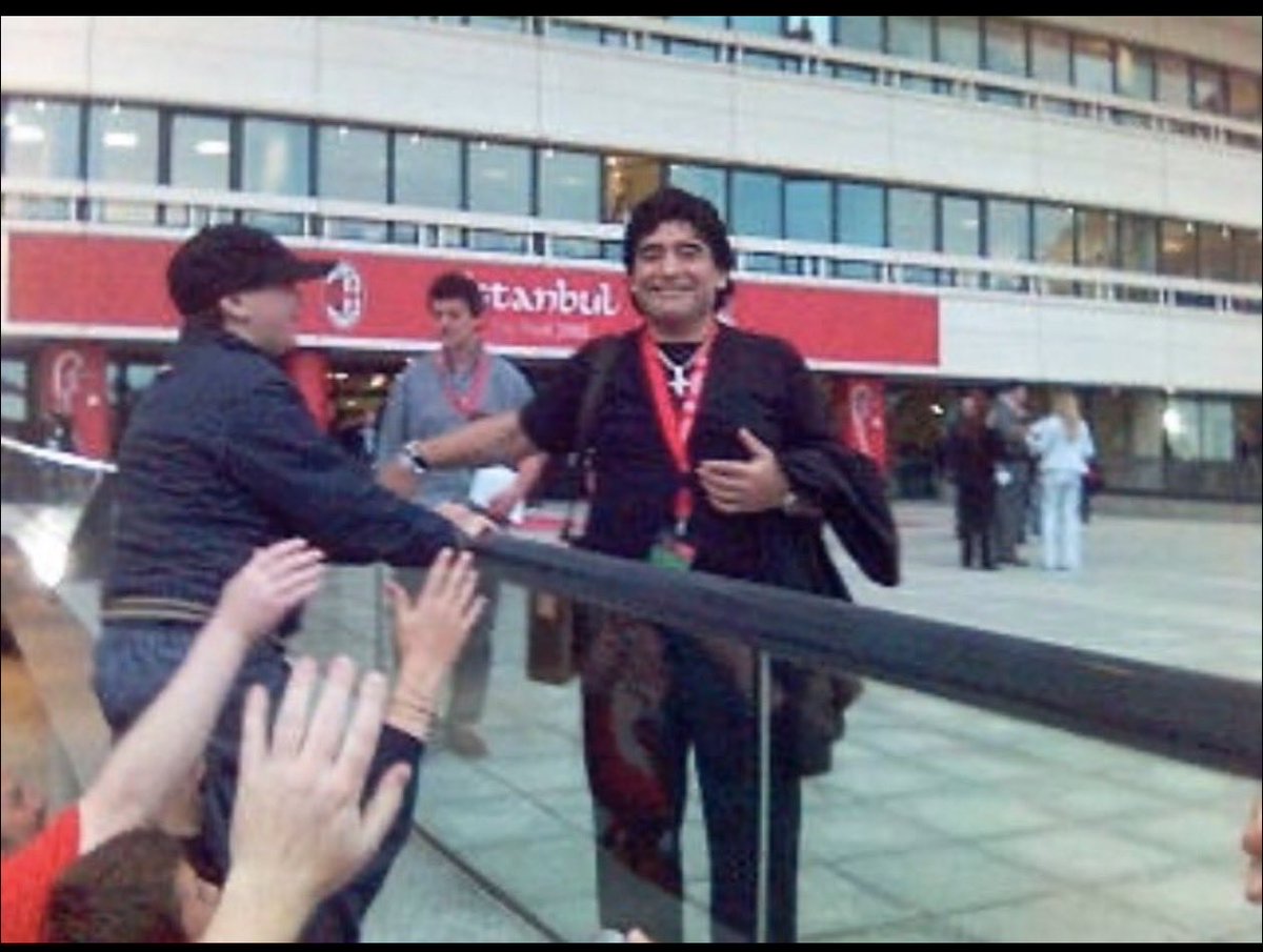 HasTek's tweet photo. @Cataydost Peki selfie olmasa da Maradona’ya el uzatmam sayılır mı ? 🤓 https://t.co/QnUf25HAHa