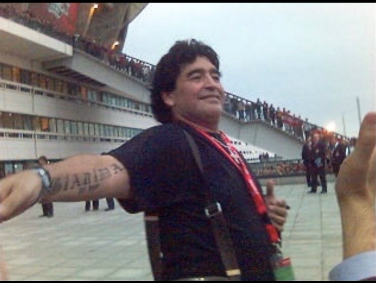 HasTek's tweet photo. @Cataydost Peki selfie olmasa da Maradona’ya el uzatmam sayılır mı ? 🤓 https://t.co/QnUf25HAHa