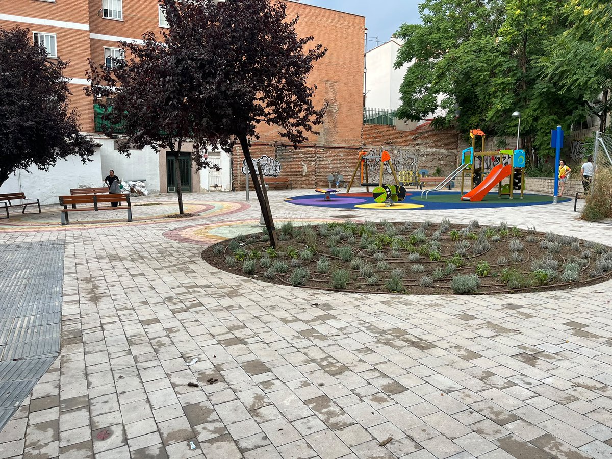 KaskoviejoVk's tweet photo. El Parque Arcoíris 🌈 ya está operativo. Sin inauguración oficial, simplemente se han retirado las vallas y los vecinos ya pueden "disfrutarlo". Esperemos que ahora no ocurra lo de siempre y haya un mantenimiento adecuado, porque las plantas ya muestran claros signos de abandono. https://t.co/1stqKCoq4T