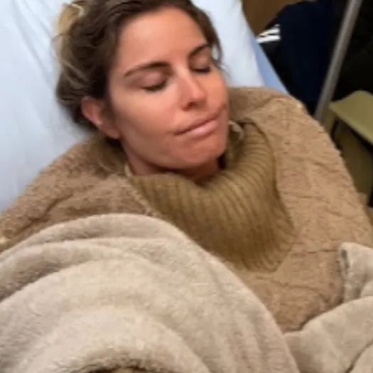 portalmvd's tweet photo. CAMILA RAJCHMAN FUE INTERNADA TRAS UN FUERTE PICO DE FIEBRE

La comunicadora contó que tuvo 39° de fiebre, debió recibir medicación endovenosa y quedó bajo observación. Ya volvió a su casa, aunque dijo que aún no sabe qué causó el cuadro.

Contexto
El malestar comenzó temprano, con dolor y fiebre alta. Ante la persistencia de los síntomas, fue trasladada a un centro de salud para recibir atención médica.

Cómo sigue
Rajchman informó que ya está en su casa y que sigue con ibuprofeno cada ocho horas, pero aclaró que el malestar volvió hacia la noche.

Testimonios
“Ya me siento bastante bien”, contó al regresar a su casa. Más tarde agregó: “Sigo sin saber qué causa la fiebre” y dijo que se sentía mal.

(+) en Montevideo Portal: https://t.co/ilBozj8PKq