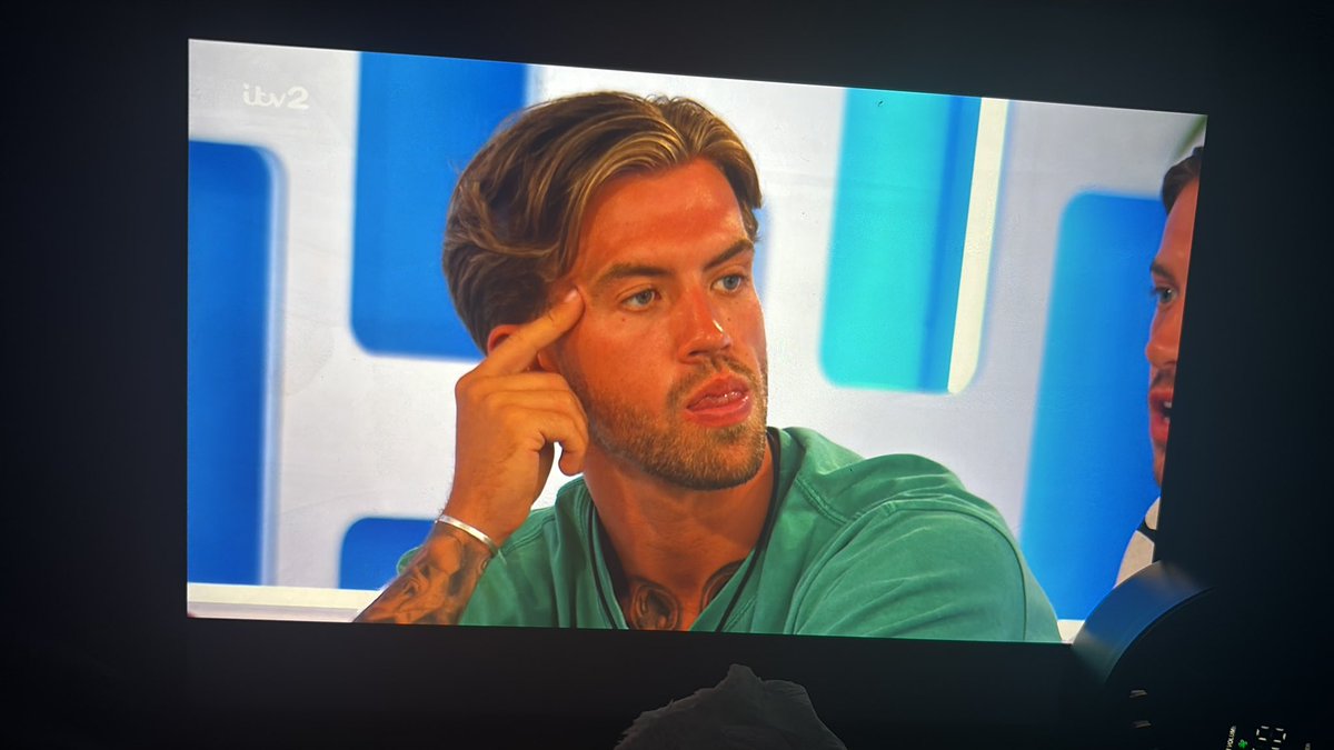 sophiasackey1's tweet photo. Aidans face is saying “why are you going back to your abuser???” lmaooooo 🤣🤣🤣🤣 production have told him to reign in his opinions 🤣🤣🤣 #loveislanduk #loveisland https://t.co/gfeE9efvEx