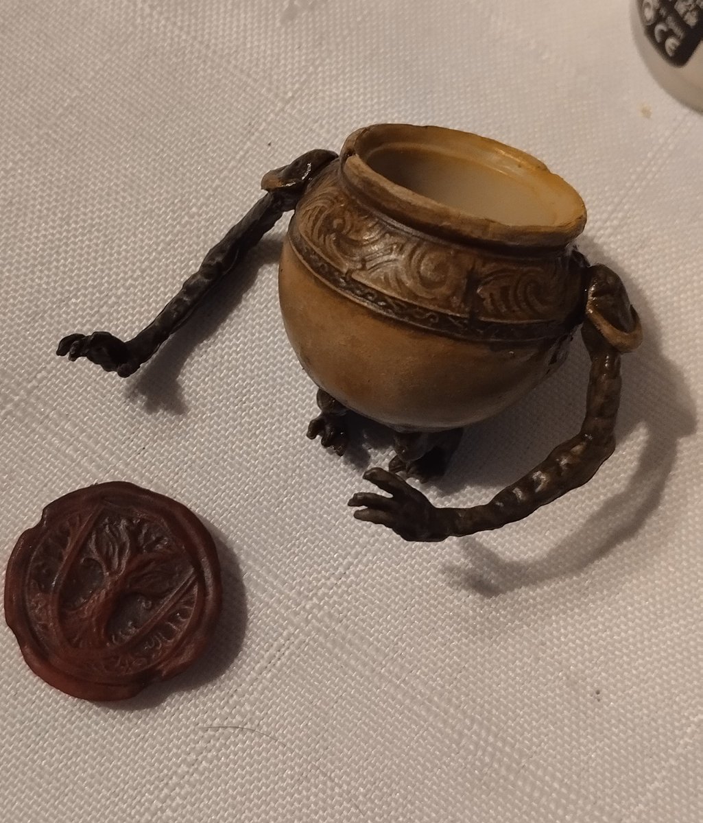 Kaek_art's tweet photo. Repainted this Elden Ring Gashapon for a more game accurate look, Vallejo acrylics and ammo mig fresh mud 🖌️ #repaint #EldenRing #alexander https://t.co/Awdf7GzWP5