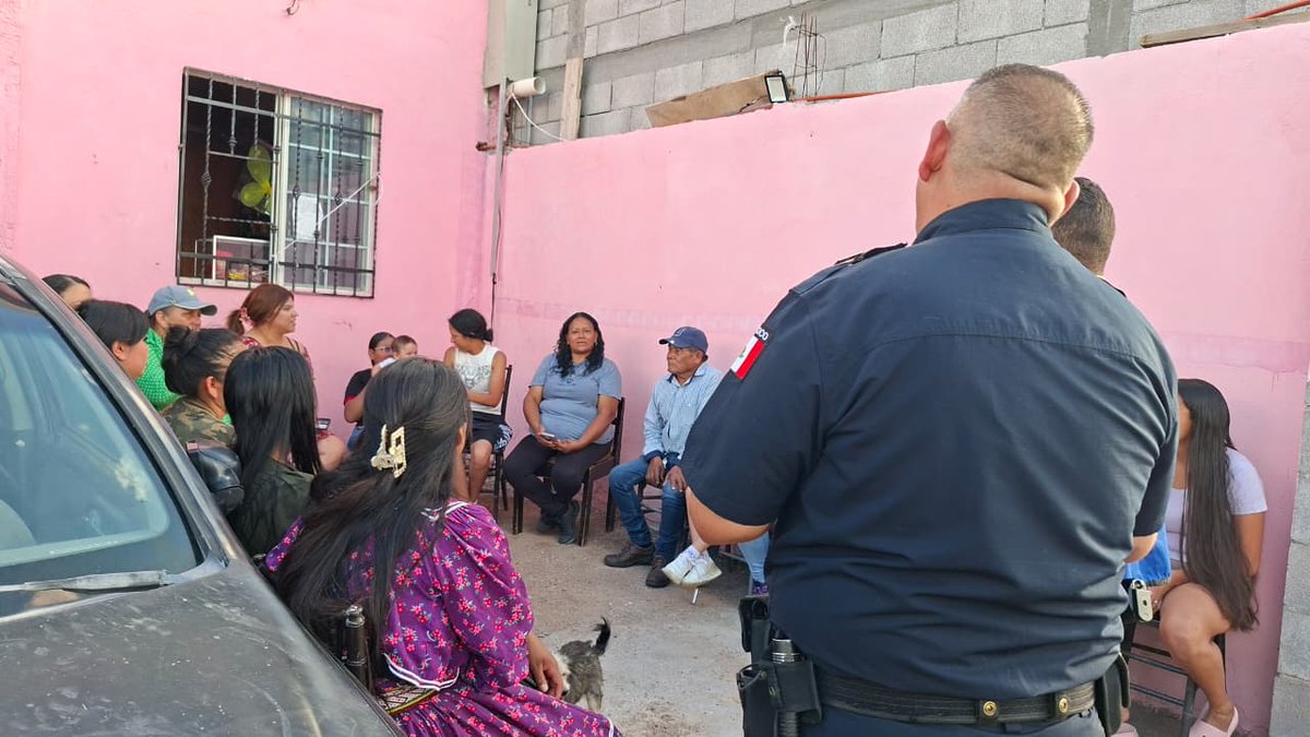 chihuahuampio's tweet photo. 🚔🤝 En Los Huizaches fortalecimos la Red Vecinal y acercamos herramientas como Marca el Cambio, Yo Segura y Siempre Acompañadas para impulsar la prevención y la participación ciudadana.
#ChihuahuaCapital #TrabajoyResultados https://t.co/STTeNTIQTw