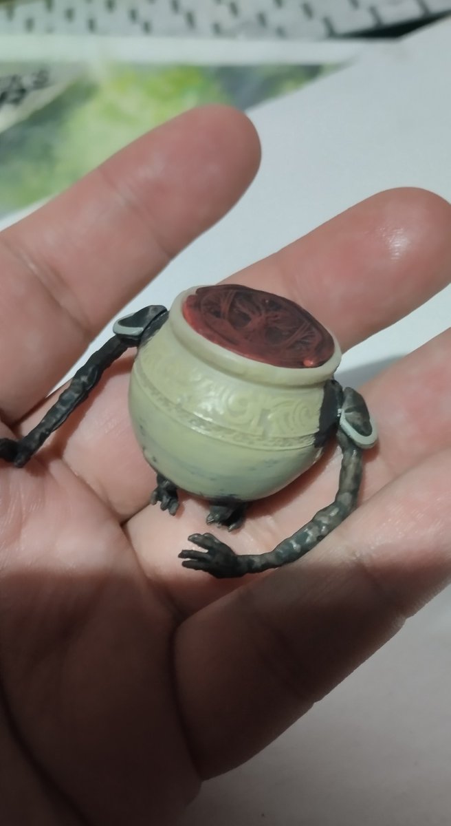 Kaek_art's tweet photo. Repainted this Elden Ring Gashapon for a more game accurate look, Vallejo acrylics and ammo mig fresh mud 🖌️ #repaint #EldenRing #alexander https://t.co/Awdf7GzWP5