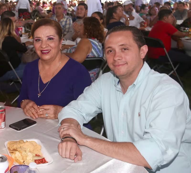 VigiaCiudadano7's tweet photo. CONTRATOS Y MANSIÓN LIGADA AL VERDE EX-JEFE SATQR, CONTRERAS MERCADER. ESTUVO CERCA DE TRUMP EN LA NBA.

Investigación revela que el exjefe del SAT de Quintana Roo, Héctor José Contreras Mercader, estaría vinculado a una red empresarial relacionada con contratos públicos por más de 80 millones de pesos. 

El caso también conecta la adquisición de una residencia valuada en 65 millones de pesos en Puerto Cancún.

Cdmx, 6 de julio.- Héctor José Contreras Mercader, quien hasta junio pasado se desempeñó como titular del Servicio de Administración Tributaria (SAT) de Quintana Roo, es señalado de estar ligado a una red de empresas que obtuvo contratos públicos por más de 80 millones de pesos.

De acuerdo con una investigación publicada por Reforma, la red conecta un contrato de otorgado por el Gobierno estatal para el arrendamiento de vehículos con la compra de una residencia valuada en 65 millones de pesos en el exclusivo desarrollo Punta Kalia, en Puerto Cancún.

El hilo conductor: 80.5 millones en contratos de Quintana Roo
Según la documentación consultada por el diario, en marzo de 2025 el gobierno de Mara Lezama, a través de la Secretaría de Finanzas, adjudicó un contrato por 80.5 millones de pesos a la empresa Transportes Ejecutivos Bell para el arrendamiento de vehículos destinados a dependencias del Gobierno de Quintana Roo.

La apoderada legal de esa empresa es Frida Sofía Hoil Sánchez, quien también aparece como socia de Juan Arturo Contreras Mercader, hermano del exjefe del SAT estatal, en la empresa Comerconlec S.A. de C.V.

De acuerdo con información del Registro Público de la Propiedad y del Comercio, Comerconlec adquirió en mayo de 2025 una residencia ubicada en el desarrollo Punta Kalia, en Puerto Cancún, valuada en 65 millones de pesos, el inmueble figura actualmente como domicilio de Juan Arturo Contreras Mercader.

La operación se concretó mediante una dación en pago para saldar una deuda reconocida desde 2013 y posteriormente quedó inscrita en el Registro Público.

La investigación también refiere que, antes de concretarse la adquisición del inmueble, la empresa modificó su objeto social para incorporar actividades inmobiliarias y de construcción, además de renovar su administración y transferir la totalidad de sus acciones.

Así se conecta la red de empresas vinculada al exjefe del SAT
La relación entre Juan Arturo Contreras Mercader y Frida Sofía Hoil Sánchez también aparece en la empresa Bruraga Serv, S.A.P.I. de C.V., constituida en octubre de 2024 con la participación del primero como socio original.

Durante 2025, la sociedad registró diversos cambios corporativos y Hoil Sánchez fue designada apoderada general para actos de dominio, administración, pleitos y cobranzas, además de recibir facultades para delegar poderes.

Sin embargo, tras la venta del 100 por ciento de las acciones de Bruraga Serv a nuevos socios, acordada en enero de 2026 e inscrita en mayo de ese año, todos los poderes conferidos a Hoil Sánchez fueron revocados.

De manera paralela, Transportes Ejecutivos Bell obtuvo dos contratos de arrendamiento de vehículos para dependencias del Gobierno de Quintana Roo por 80.5 millones de pesos, recursos provenientes de la Secretaría de Finanzas estatal. 

Fuente: Carlos Gutiérrez, en PoliticoMx