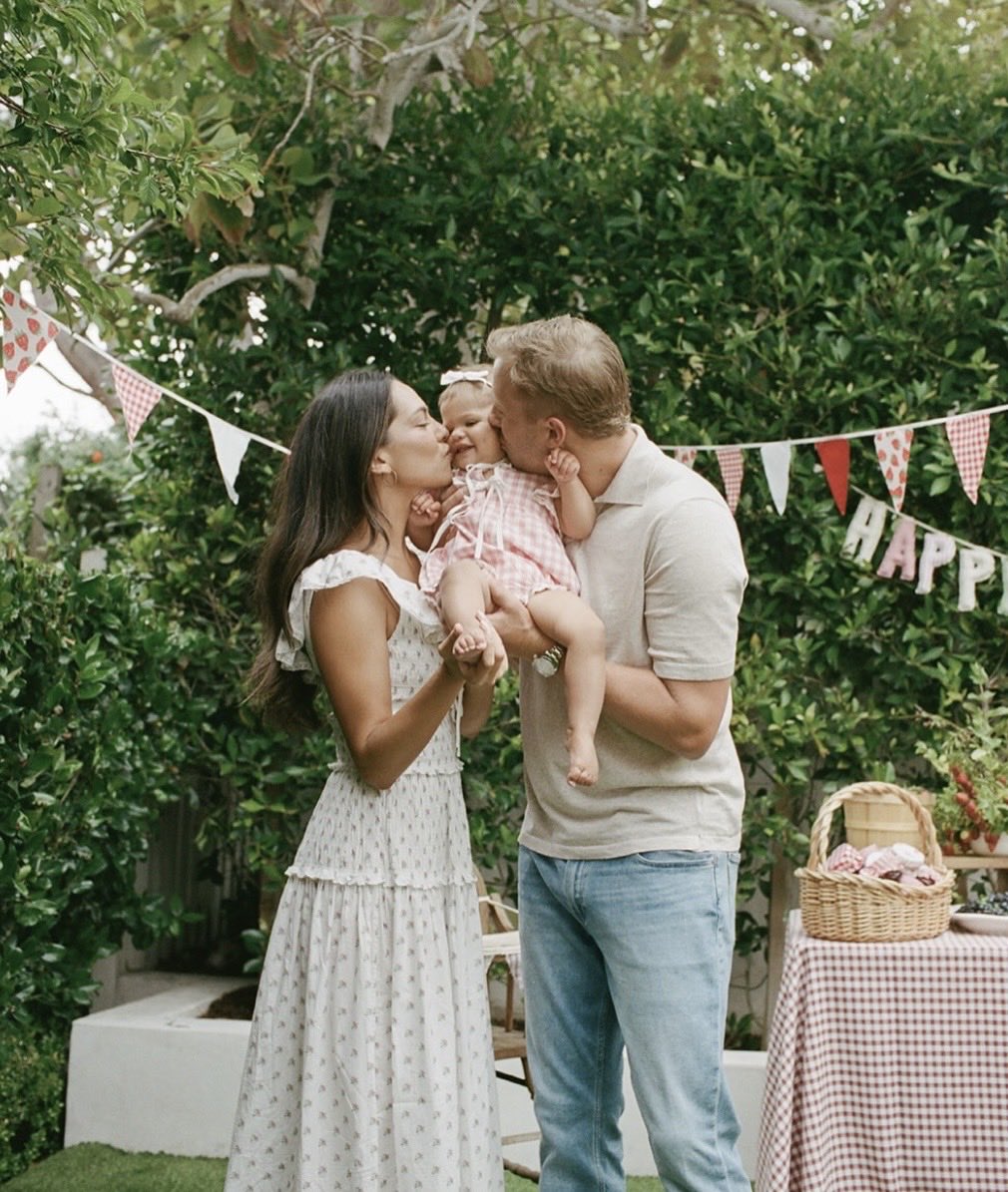LadyClemmieUDL's tweet photo. Jared Goff has faced NFL defenses, but nothing prepares you for a one year old girlie in a party hat. 🎂😂

📸 via Christen Goff https://t.co/zstQaBkUjE