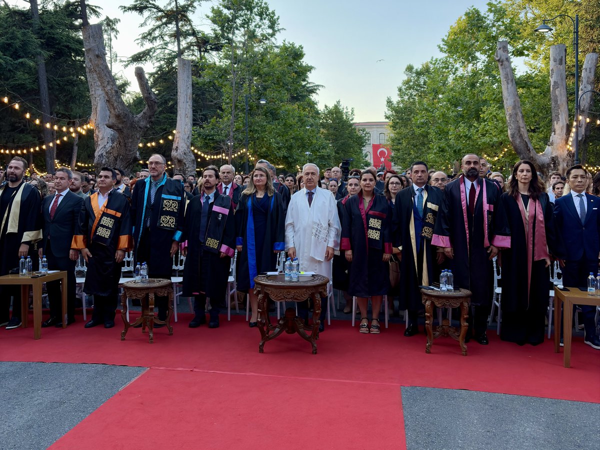 istuniresmi's tweet photo. Aidiyetten Kudrete Uzanan Yolculukta Görkemli Final: Lisansüstü Öğrencilerimiz Mezuniyet Coşkusu Yaşadı

İstanbul Üniversitesi Lisansüstü Eğitim Birimleri Mezuniyet Töreni, 7 Temmuz 2026 tarihinde İstanbul Üniversitesi Merkez Kampüsü'nde gerçekleştirildi. Rektörümüz Prof. Dr. Osman Bülent Zülfikar konuşmasında, lisansüstü eğitimin araştırma kültürünü güçlendiren, bilimsel üretimi toplumsal faydaya dönüştüren ve bilgiyle hayat arasında güçlü bağlar kuran özel bir akademik süreç olduğunu ifade etti. Perspektif 2053 vizyonu ile Açık Kapı, Açık Bilim anlayışının Üniversitemizin araştırma odaklı gelecek hedeflerine yön verdiğini vurgulayan Rektörümüz, aidiyetten kudrete uzanan yolculukta ilkeye, ülkeye ve aileye bağlılığın bilimsel üretimin en güçlü dayanaklarından biri olduğunu belirtti. Enstitüler adına konuşan Fen Bilimleri Enstitüsü Müdürü Prof. Dr. Gül Karadeniz Gözeri ise lisansüstü eğitimin bilimsel merakı araştırma disipliniyle buluşturan güçlü bir gelişim süreci olduğunu ifade ederek, ilkeye, ülkeye ve aileye bağlılıkla yetişen mezunlarımızın bilgi ve birikimleriyle geleceğe yön verecek çalışmalara imza atacaklarına olan inancını dile getirdi.