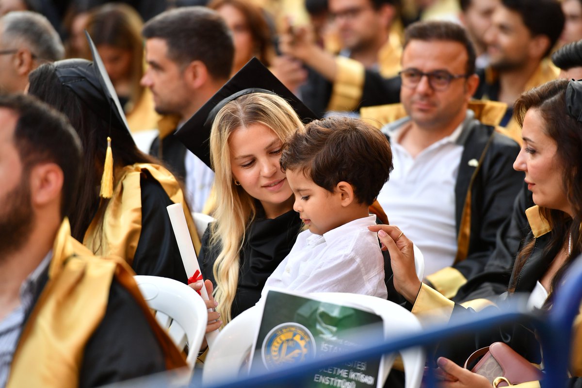 istuniresmi's tweet photo. Aidiyetten Kudrete Uzanan Yolculukta Görkemli Final: Lisansüstü Öğrencilerimiz Mezuniyet Coşkusu Yaşadı

İstanbul Üniversitesi Lisansüstü Eğitim Birimleri Mezuniyet Töreni, 7 Temmuz 2026 tarihinde İstanbul Üniversitesi Merkez Kampüsü'nde gerçekleştirildi. Rektörümüz Prof. Dr. Osman Bülent Zülfikar konuşmasında, lisansüstü eğitimin araştırma kültürünü güçlendiren, bilimsel üretimi toplumsal faydaya dönüştüren ve bilgiyle hayat arasında güçlü bağlar kuran özel bir akademik süreç olduğunu ifade etti. Perspektif 2053 vizyonu ile Açık Kapı, Açık Bilim anlayışının Üniversitemizin araştırma odaklı gelecek hedeflerine yön verdiğini vurgulayan Rektörümüz, aidiyetten kudrete uzanan yolculukta ilkeye, ülkeye ve aileye bağlılığın bilimsel üretimin en güçlü dayanaklarından biri olduğunu belirtti. Enstitüler adına konuşan Fen Bilimleri Enstitüsü Müdürü Prof. Dr. Gül Karadeniz Gözeri ise lisansüstü eğitimin bilimsel merakı araştırma disipliniyle buluşturan güçlü bir gelişim süreci olduğunu ifade ederek, ilkeye, ülkeye ve aileye bağlılıkla yetişen mezunlarımızın bilgi ve birikimleriyle geleceğe yön verecek çalışmalara imza atacaklarına olan inancını dile getirdi.